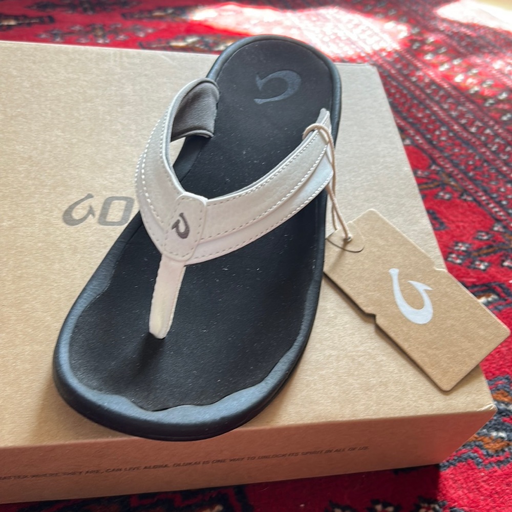 OluKai Ohana White Flip Flops, NWT, Size 9